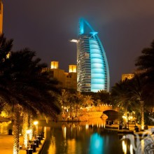 Paysage de nuit dans l'avatar de Dubaï