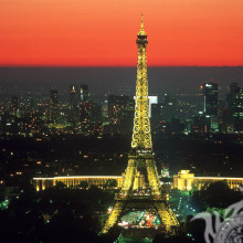Foto des Eiffelturms bei Nacht auf einem Profil