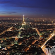 Nacht Paris aus der Vogelperspektive des Avatars