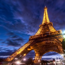 Vista inferior brilhante da Torre Eiffel da foto do perfil