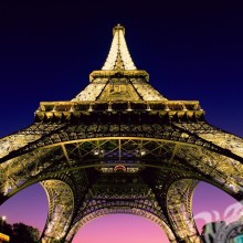 Foto resplandeciente de la Torre Eiffel en la parte inferior de la foto de perfil