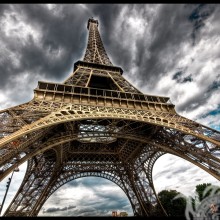 Torre Eiffel desde la vista inferior en la foto de perfil