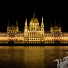 Parlamento húngaro em construção à noite na foto do perfil