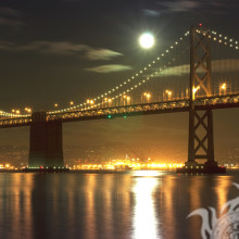 Schöne leuchtende Brücke über den Fluss auf Ihrem Profilbild