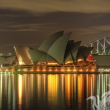 Оперный театр в Сиднее в ночных огнях на аву