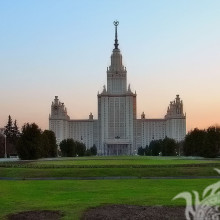 El edificio de la Universidad Estatal de Moscú en Moscú en la foto de perfil