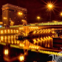 Мост в ночных огнях красивый город на аву