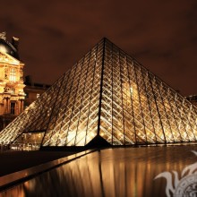 Pyramide rougeoyante près du Louvre sur la photo de profil