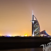 Hotel en forma de vela en Dubai silueta en la foto de perfil