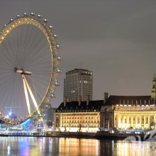 Roda gigante no avatar da cidade à noite