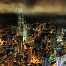 Cidade noturna com avatar de vista aérea dos arranha-céus