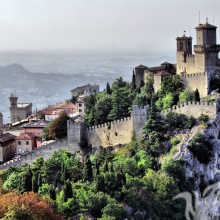 Schloss und Gebäude am Hang Foto zur Rechnung