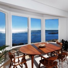 Habitación con una ventana panorámica al mar en tu foto de perfil