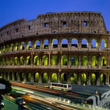 Coliseo iluminado en Italia en tu foto de perfil