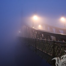 Foto de perfil de ponte grande em nevoeiro
