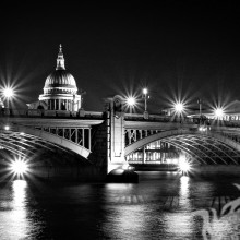 Brücke vor der St. Pauls Kathedrale in London Foto