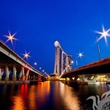 Große Brücke in Nachtlichtern auf dem Profilbild