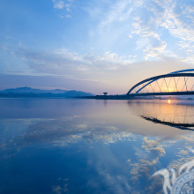 Paysage bleu avec avatar de pont