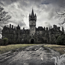 Antiguo castillo aterrador en tu foto de perfil