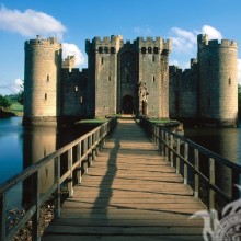 A ponte para o castelo medieval na foto do perfil