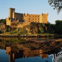 Vieux château médiéval reflété dans l'avatar de l'eau