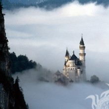 Mittelalterliche Burg im Nebelavatar