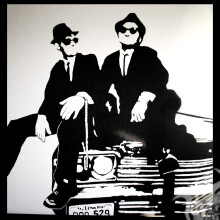 Два мужчины на капоте ретро машины рисунок на аву