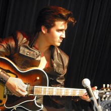 Elvis Presley con un joven avatar de guitarra
