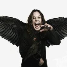 Ozzy Osbourne mit Avatar mit schwarzen Flügeln