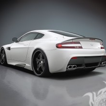 Foto de um carro esporte Aston Martin no avatar de um cara durão