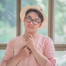 Foto de un asiático con gafas