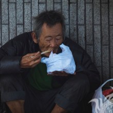 Abuelo chino come con palillos foto para avatar
