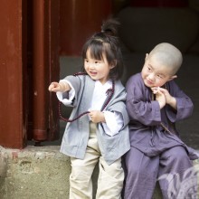 Мальчик и девочка Тибет