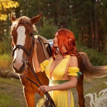 Рыжая девушка эльф с лошадью
