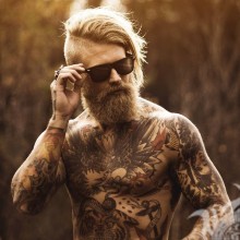 Мужик с бородой и татуировками картинка на аву