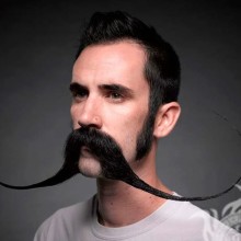 Homem avatar com bigode comprido