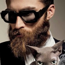 Бородатый мужик в очках и с кошкой аватар