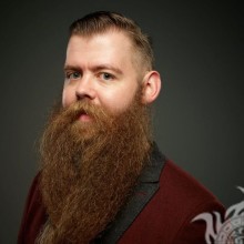 Hombre ruso con una foto de barba en la foto de perfil