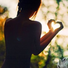 Silhouette eines Mädchens von der Rückseite der Avatar über die Liebe