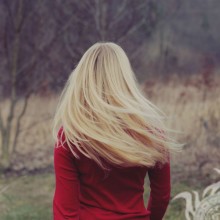 Download auf dem Profilbild einer Blondine mit Rücken