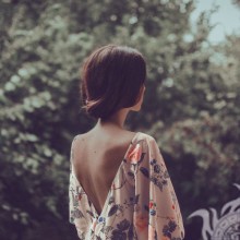 Foto eines Mädchens mit einem schönen Rücken