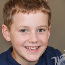 Foto vom Gesicht eines Jungen mit kurzen Haaren