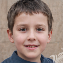 Портрет хлопчика на бежевому тлі