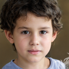 Foto von einem kleinen Jungen mit dunklen Haaren