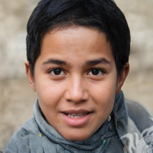 Фотография простого мальчика брюнета с короткой стрижкой