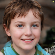 Foto de un niño de cabello castaño sonriente