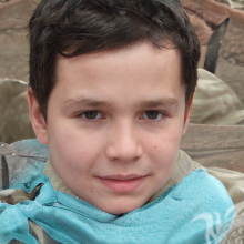 Foto eines Jungen mit kurzem Haarschnitt