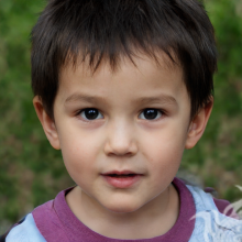 Фотография маленького мальчика брюнета на природе