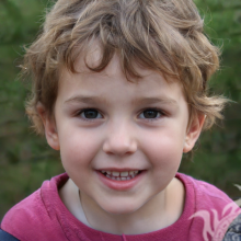Foto de um garotinho de cabelo encaracolado