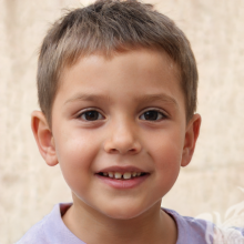 Foto de un niño alegre con pelo corto